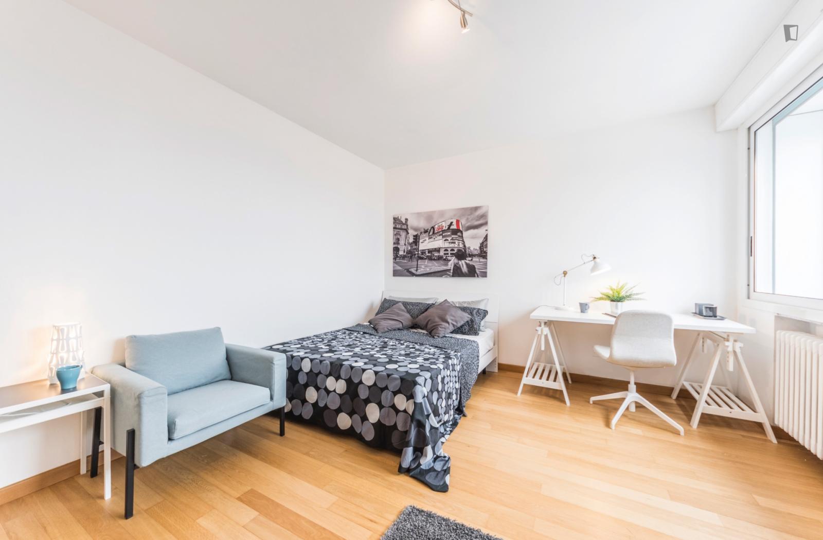 Inviting Double Bedroom Close To The Train Station - Inviting double bedroom close to the train station - Gallery - 1