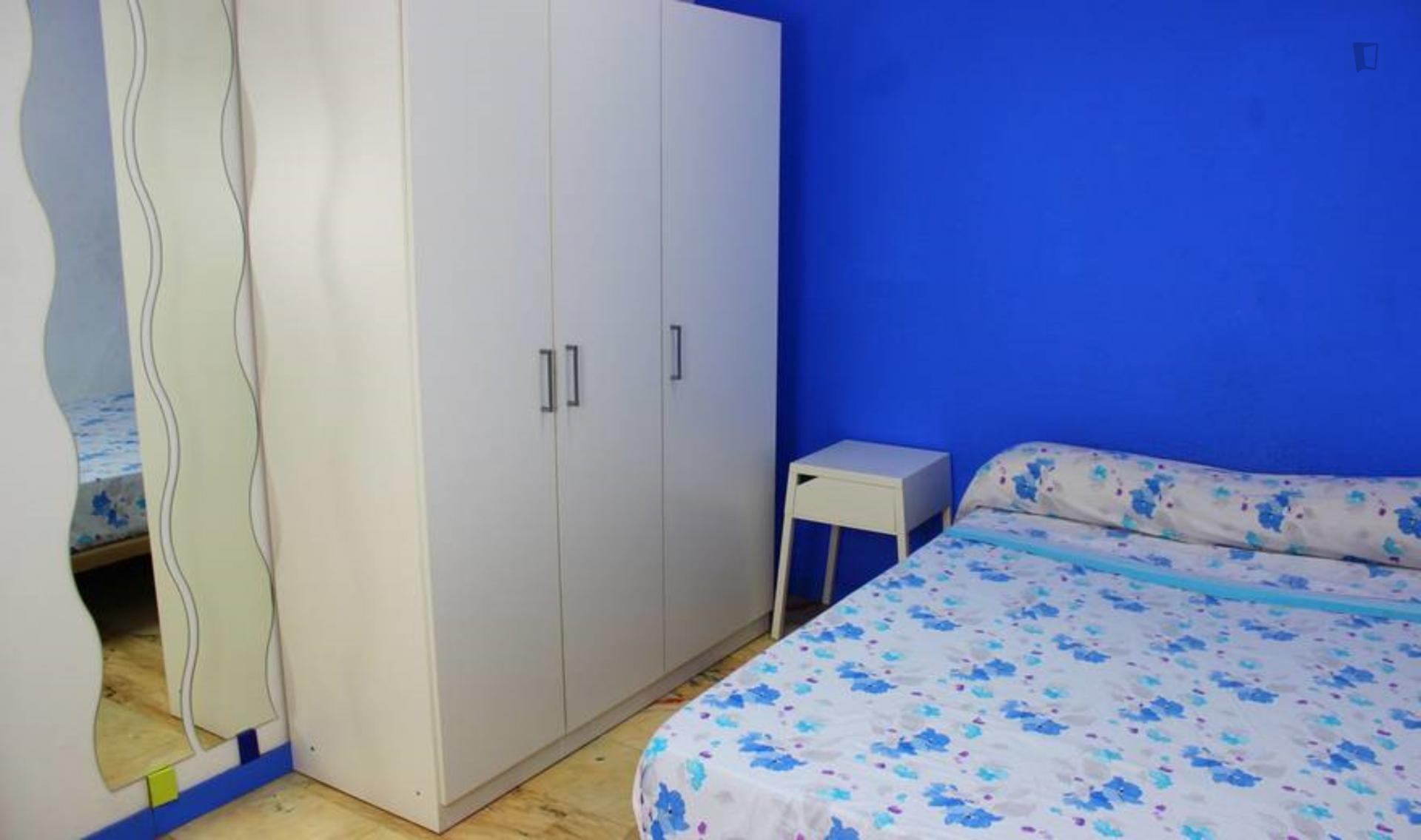 Kingsize bed room in amazing house for girls