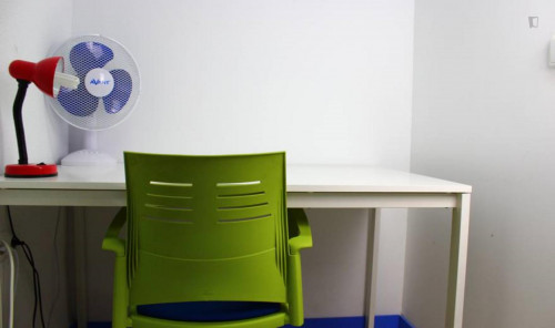 Kingsize bed room in amazing house for girls  - Gallery -  3