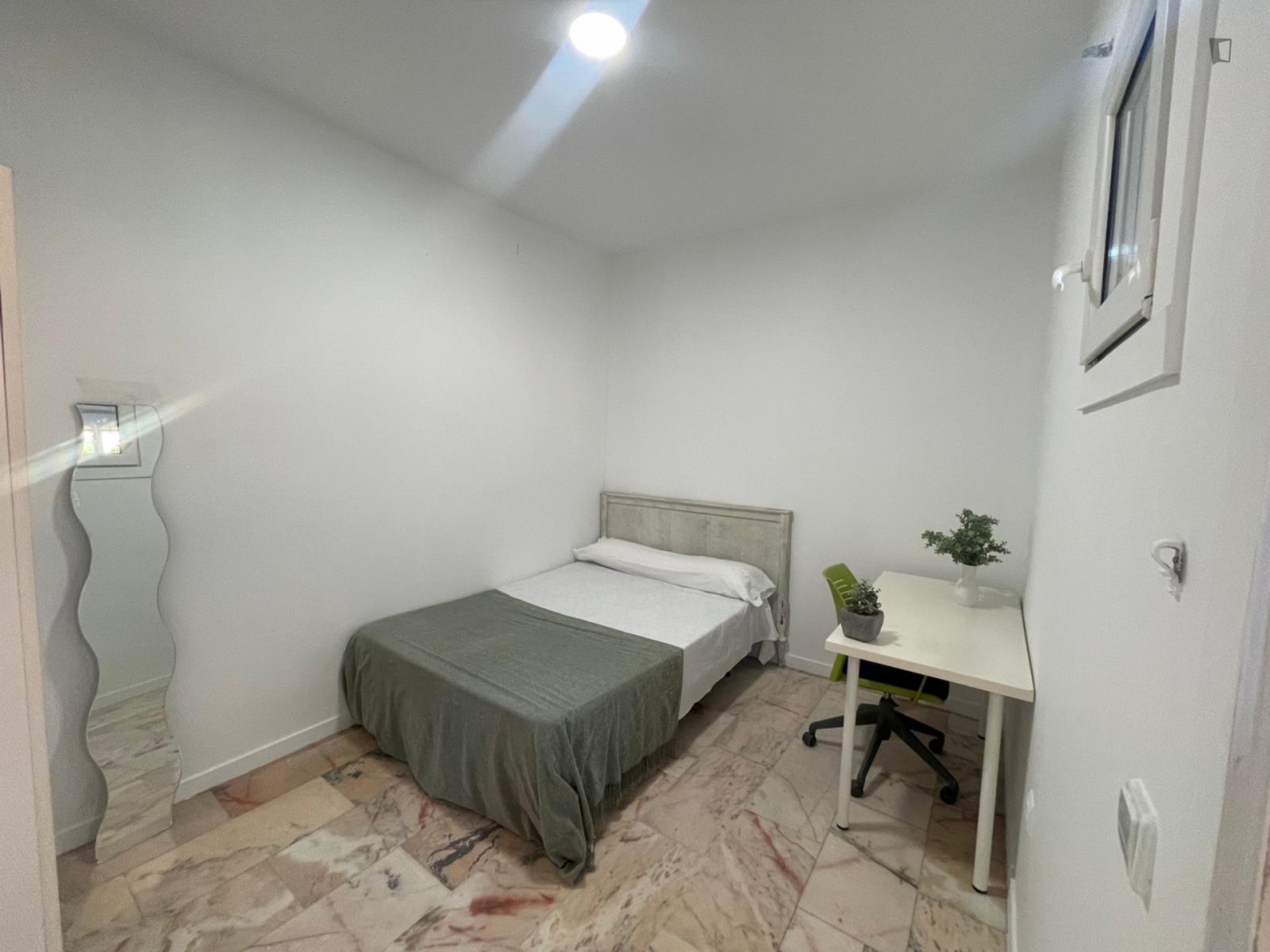  Kingsize Bed Room In Amazing House For Girls  -  Kingsize bed room in amazing house for girls  - Gallery -  3