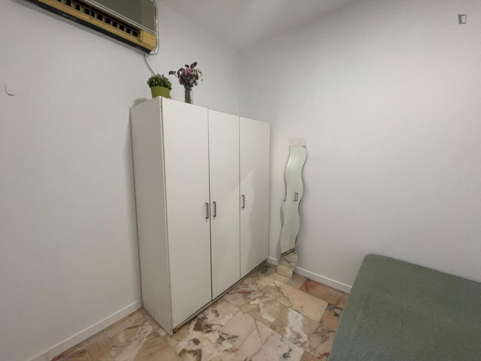 Kingsize Bed Room In Amazing House For Girls - Kingsize bed room in amazing house for girls - Gallery - 4