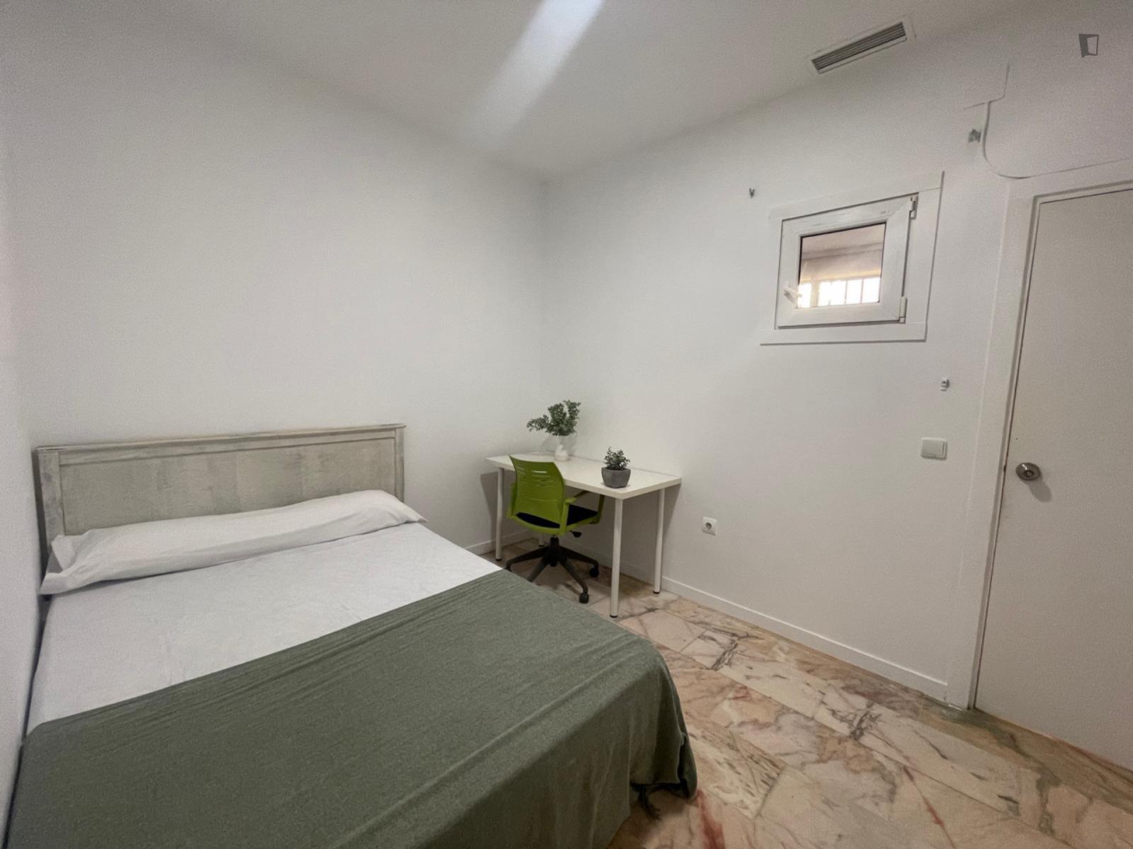 Kingsize Bed Room In Amazing House For Girls - Kingsize bed room in amazing house for girls - Gallery - 2