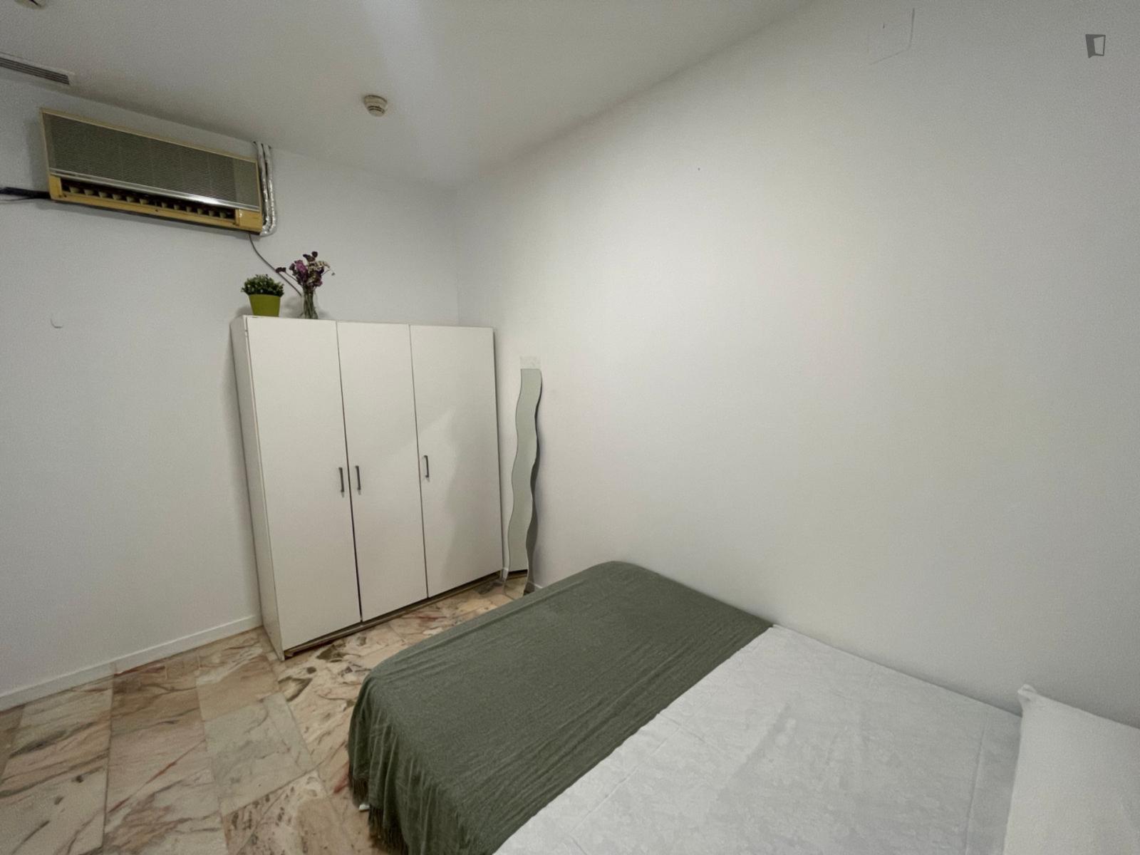 Kingsize Bed Room In Amazing House For Girls - Kingsize bed room in amazing house for girls - Gallery - 5