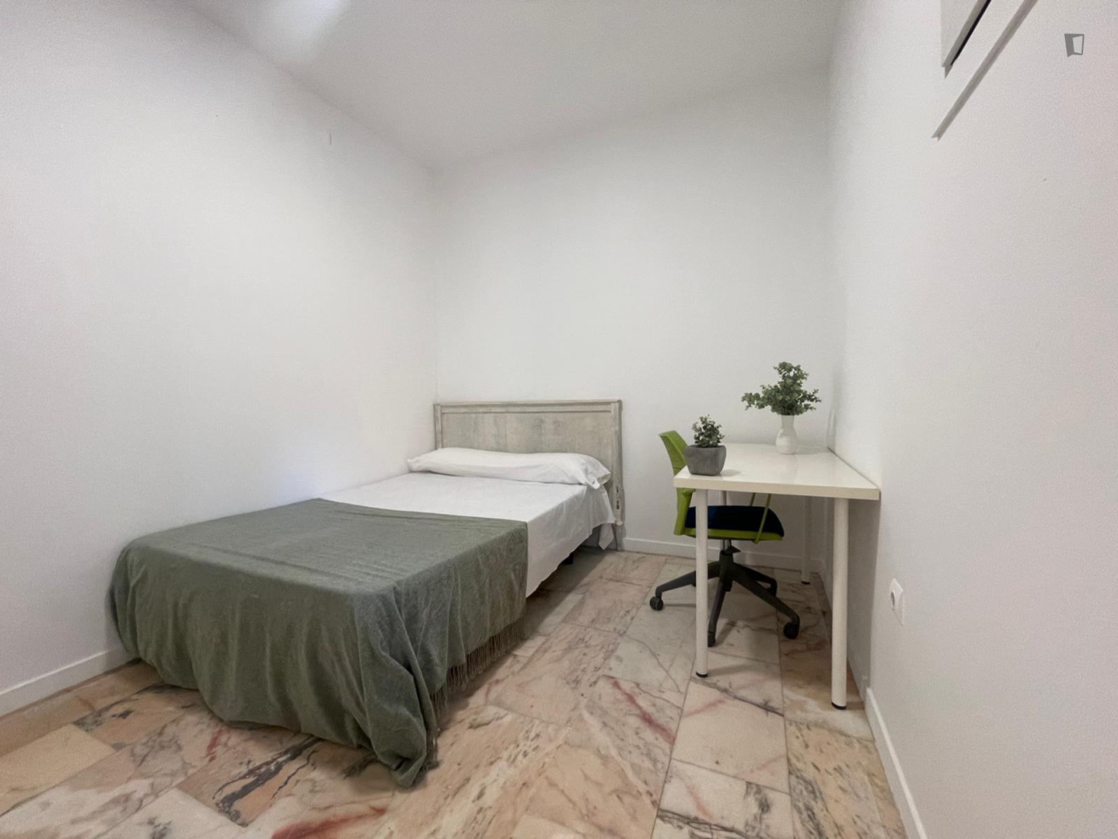 Kingsize Bed Room In Amazing House For Girls - Kingsize bed room in amazing house for girls - Gallery - 1