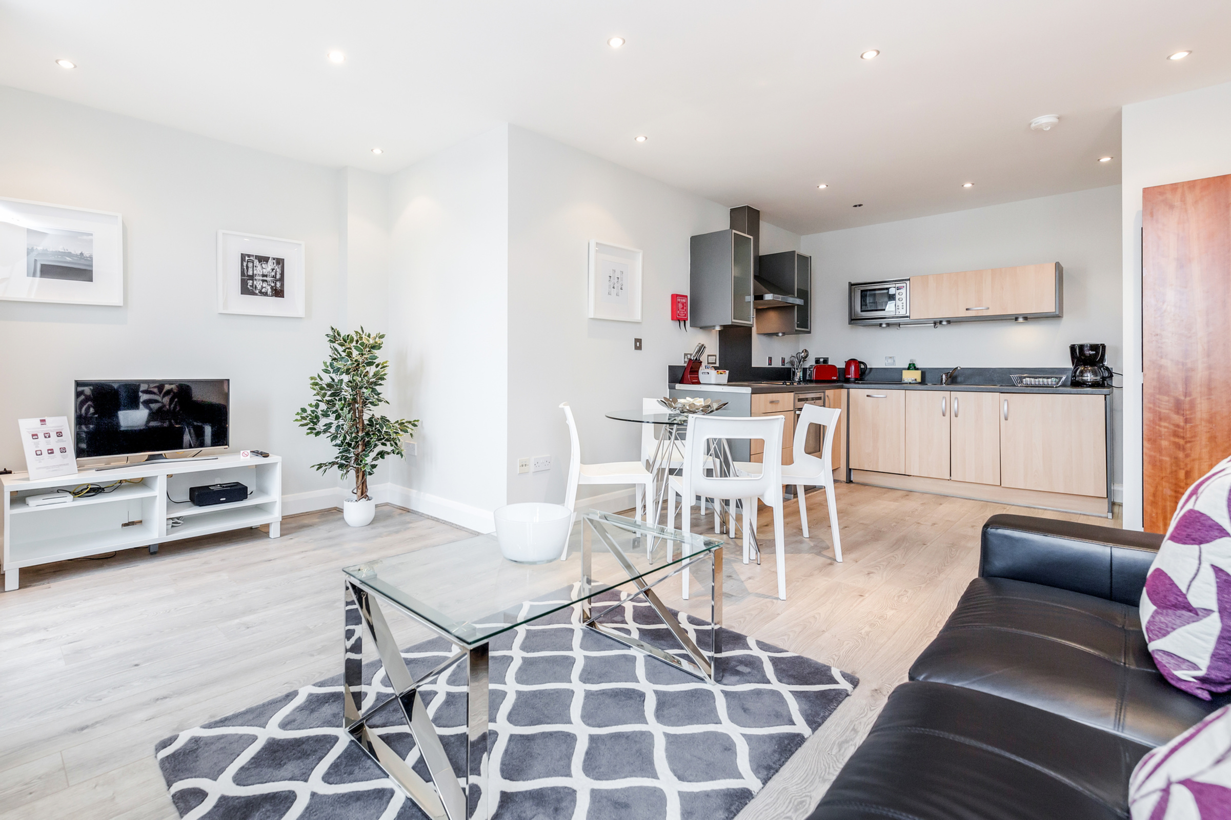 One-Bedroom Apartment - Thames Edge - Gallery - 3