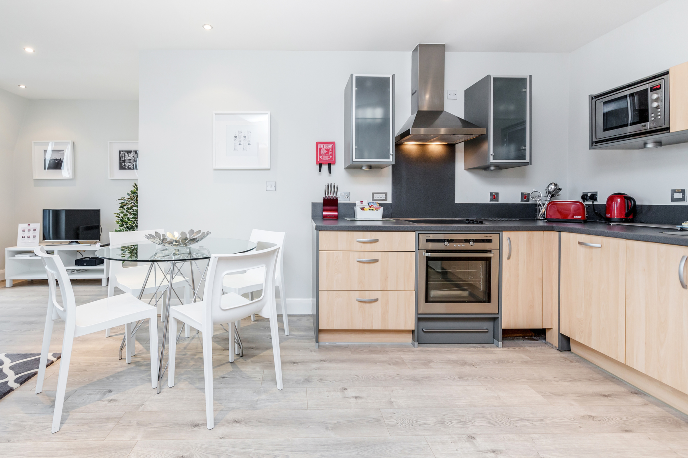 One-Bedroom Apartment - Thames Edge - Gallery - 2