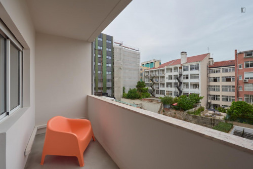 Snug single bedroom with balcony in Entrecampos - Gallery - 5