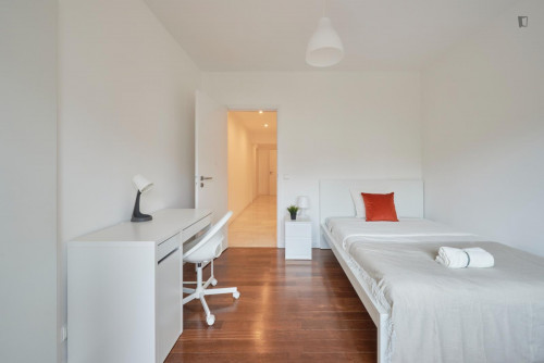 Snug single bedroom with balcony in Entrecampos