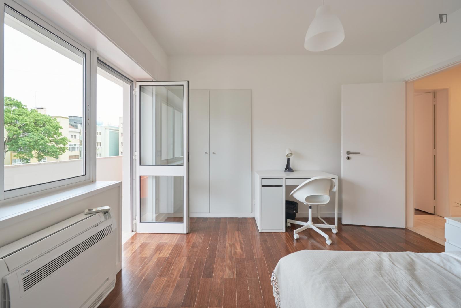 Snug Single Bedroom With Balcony In Entrecampos - 1