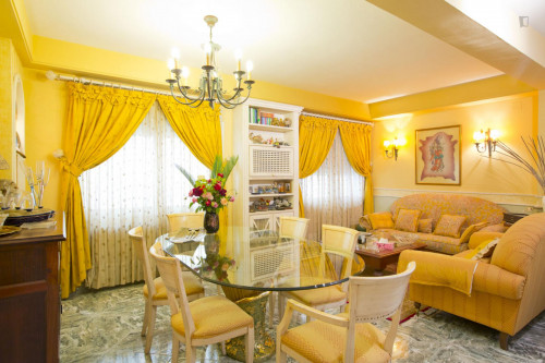 Lovely double bedroom close to Universidad de Sevilla: Facultad de Bellas Artes