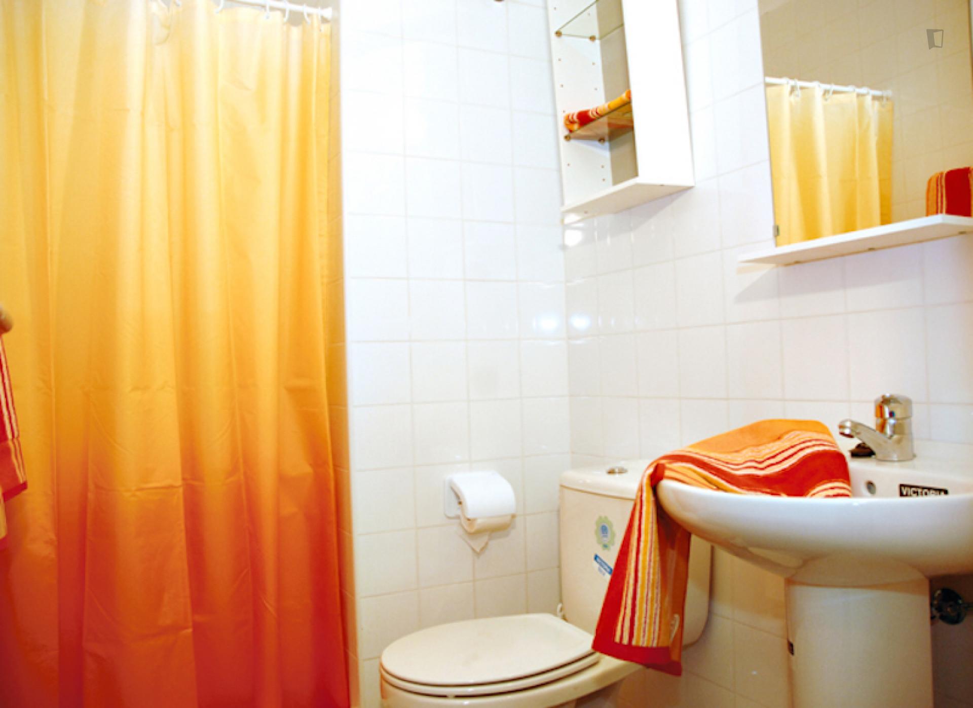 Spacious double bedroom in a seven bedroom apartment, in the centre of Alicante