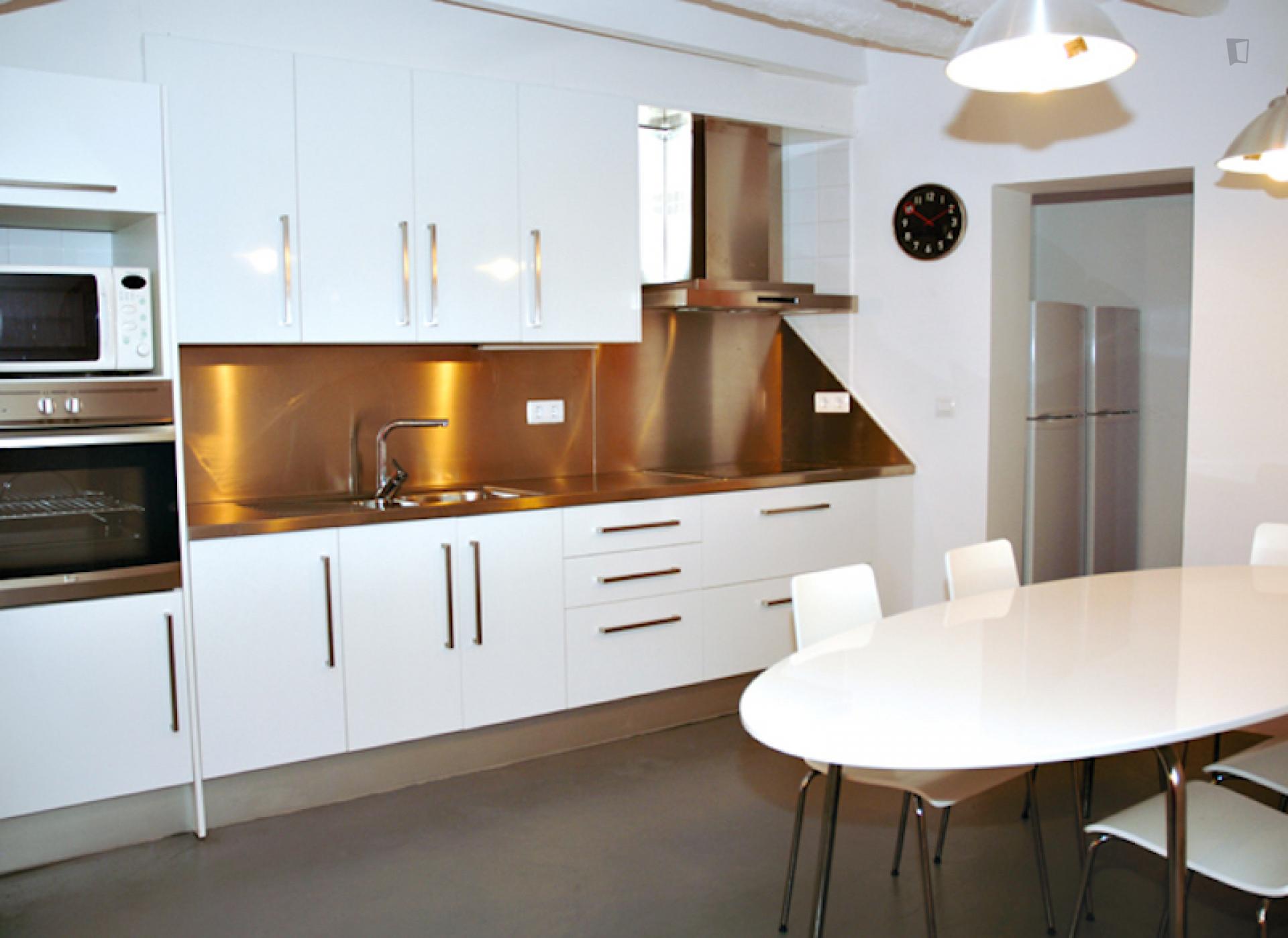 Spacious double bedroom in a seven bedroom apartment, in the centre of Alicante