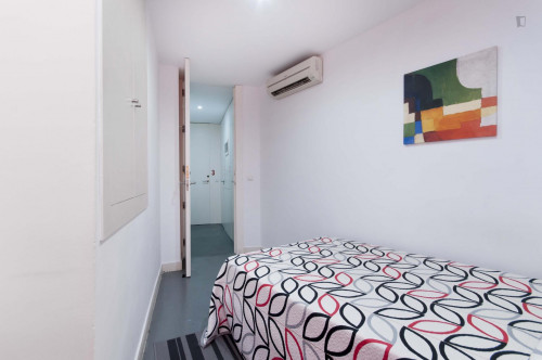 Spacious double bedroom in a seven bedroom apartment, in the centre of Alicante