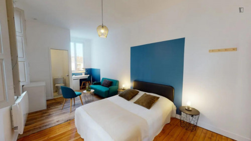 Excellent double ensuite bedroom in the centre of Bordeaux