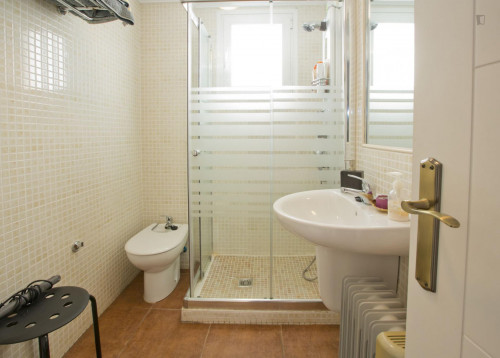 Bright double bedroom not far from Facultad de Medicina - Gallery - 12