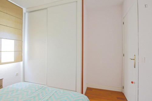 Bright double bedroom not far from Facultad de Medicina