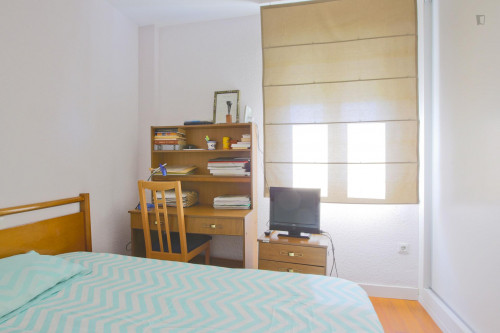 Bright double bedroom not far from Facultad de Medicina