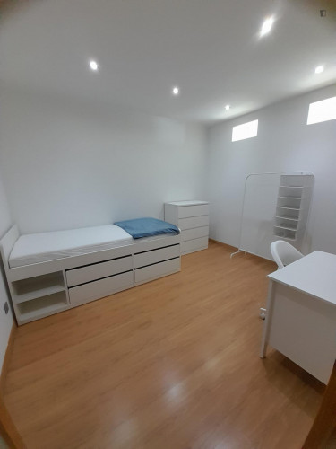 Welcoming Single Bedroom close to Nova School of Business and Economics