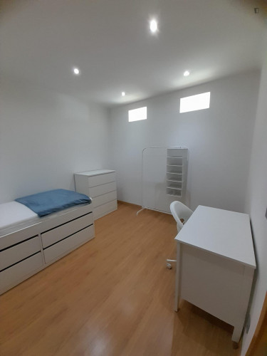 Welcoming Single Bedroom close to Nova School of Business and Economics - Gallery - 5
