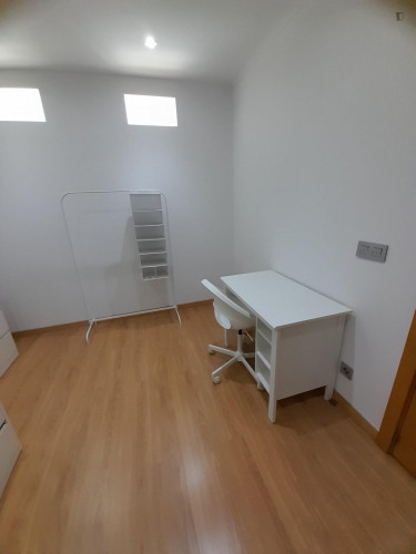 Welcoming Single Bedroom close to Nova School of Business and Economics