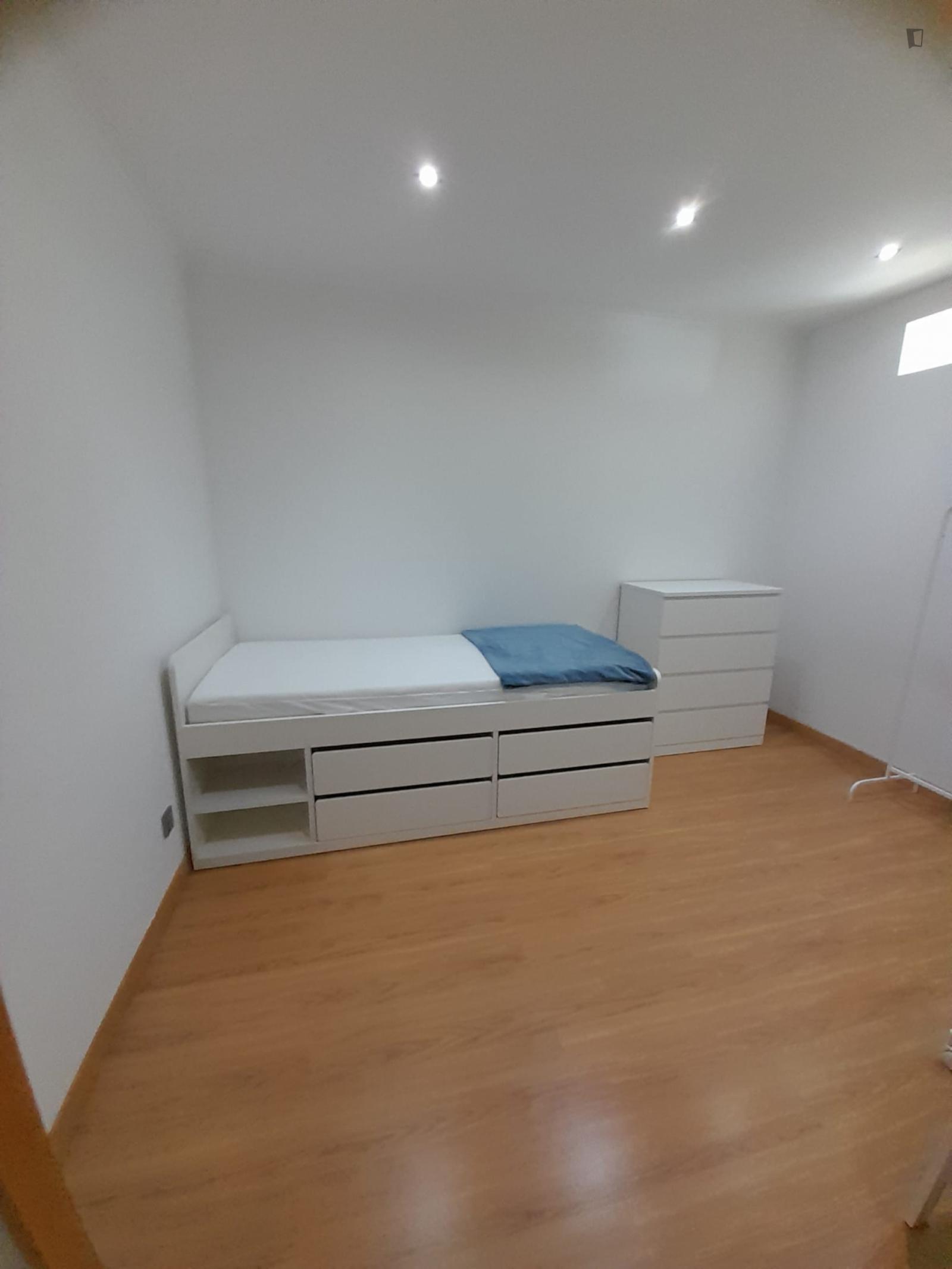 Welcoming Single Bedroom Close To Nova School Of Business And Economics - 1