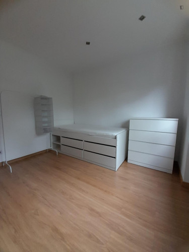 Bright Single Bedroom close to Nova School of Business and Economics
