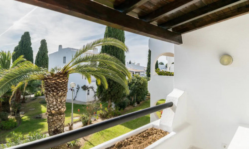 Sunny 2-bedroom flat near the beach