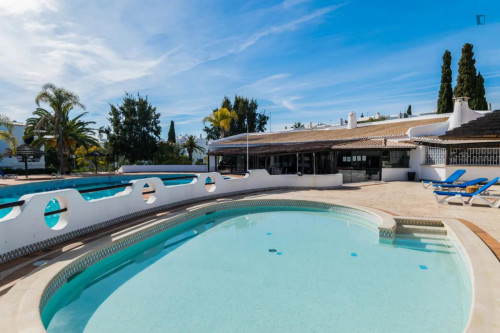 Sunny 2-bedroom flat near the beach