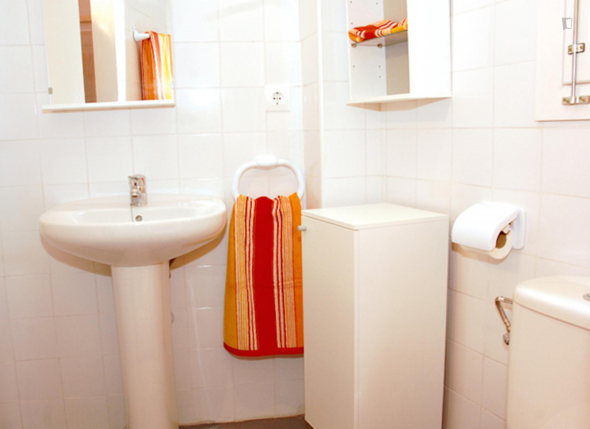 Practical double bedroom in a flat, in the heart of the city