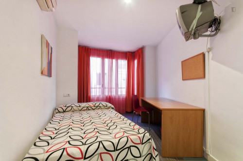 Practical double bedroom in a flat, in the heart of the city