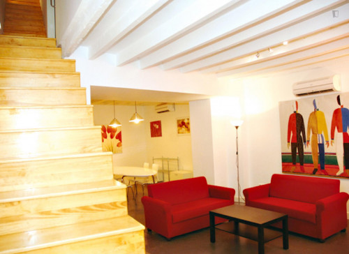 Practical double bedroom in a flat, in the heart of the city