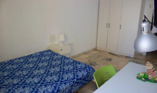 Lovely room in a student sunny girls house P18_*****)