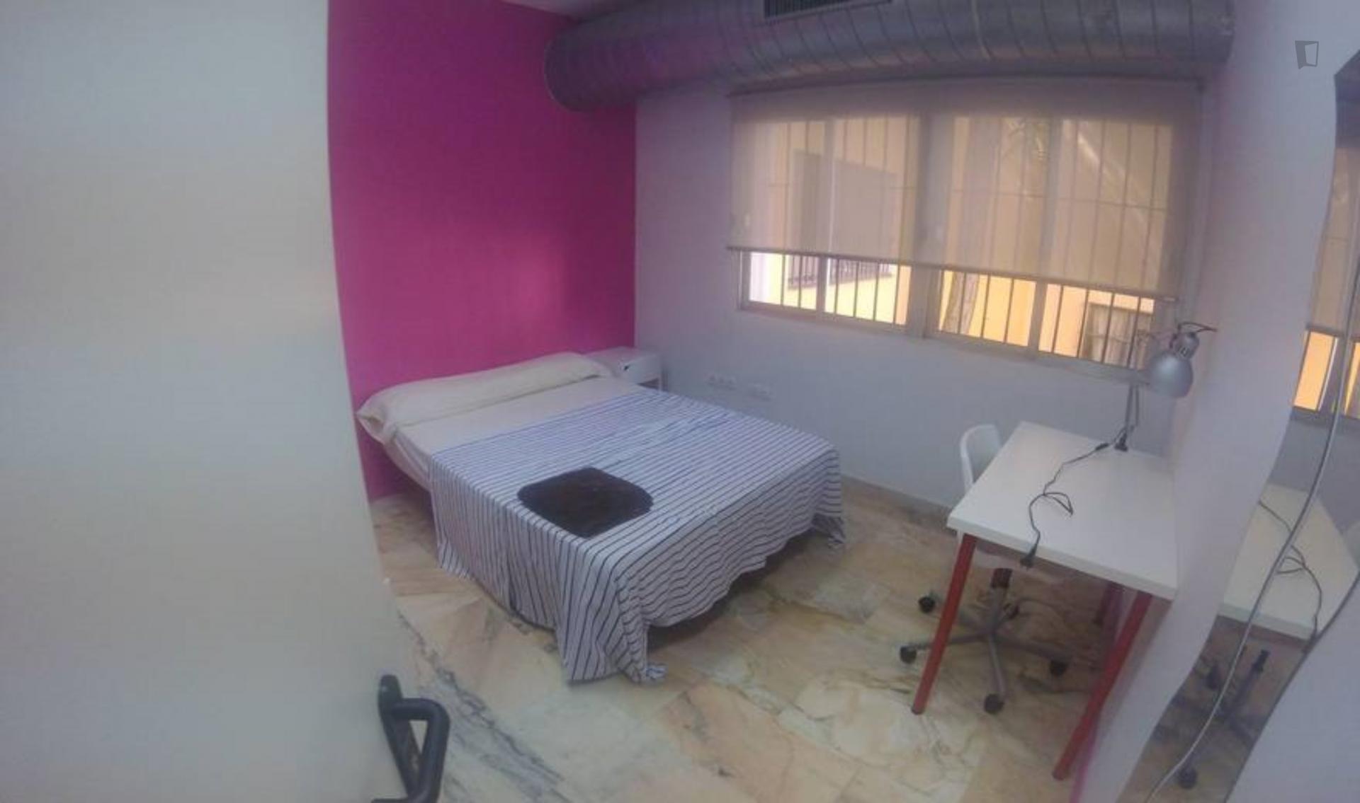 Wonderful room in a student apartment shared with girls