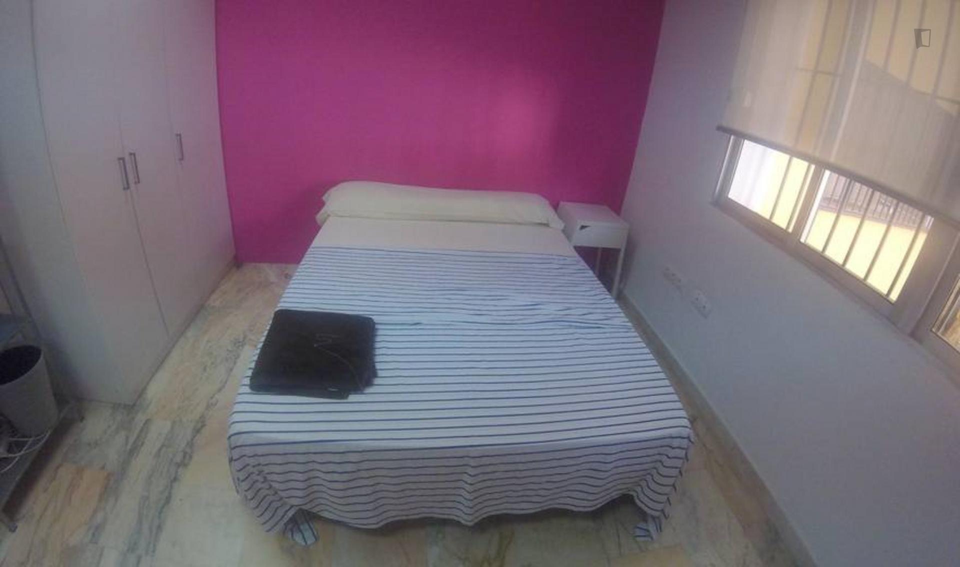 Wonderful room in a student apartment shared with girls