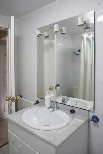 Vibrant single bedroom in a complex in Montequinto - Gallery - 9