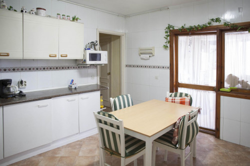Vibrant single bedroom in a complex in Montequinto - Gallery - 6