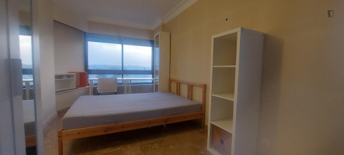 Single bedroom with nice view, in 5-bedroom apartment