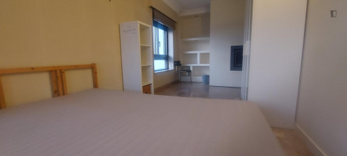 Single bedroom with nice view, in 5-bedroom apartment - Gallery - 7