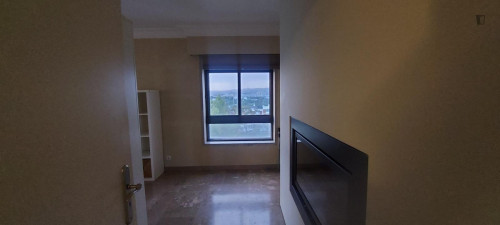 Single bedroom with nice view, in 5-bedroom apartment - Gallery - 11