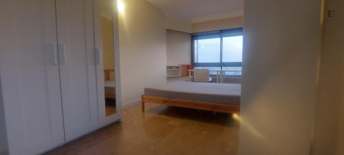 Single bedroom with nice view, in 5-bedroom apartment