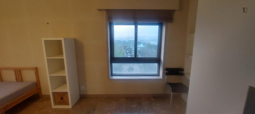 Single bedroom with nice view, in 5-bedroom apartment