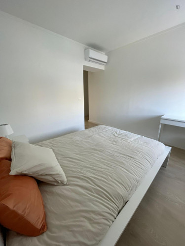 Impressive double ensuite bedroom in Lumiar