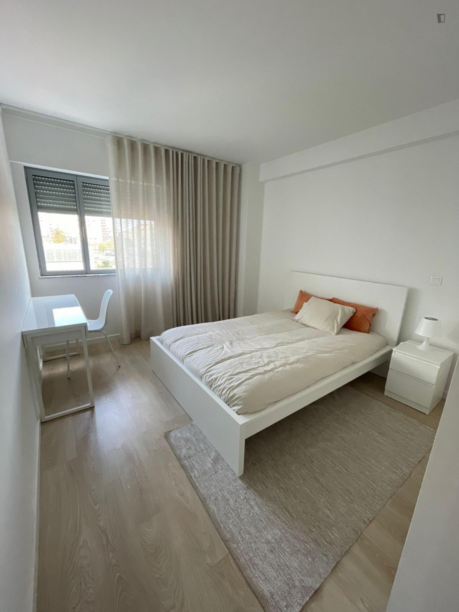 Impressive Double Ensuite Bedroom In Lumiar - Impressive double ensuite bedroom in Lumiar - Gallery - 1