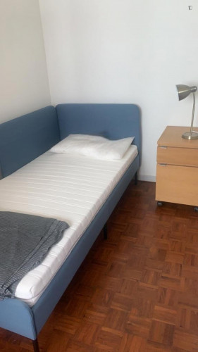 Comfy single bedroom with private bathroom near Saldanha metro station