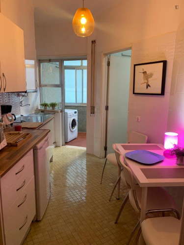 Comfy single bedroom with private bathroom near Saldanha metro station