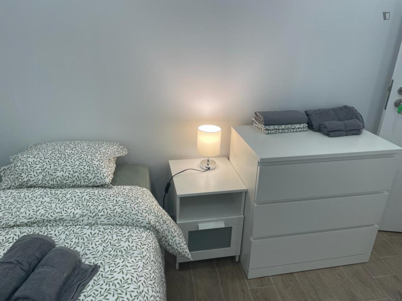  Pleasant Single Bedroom Not Too Far From Moscavide Metro Station  -  Pleasant single bedroom not too far from Moscavide metro station  - Gallery -  1