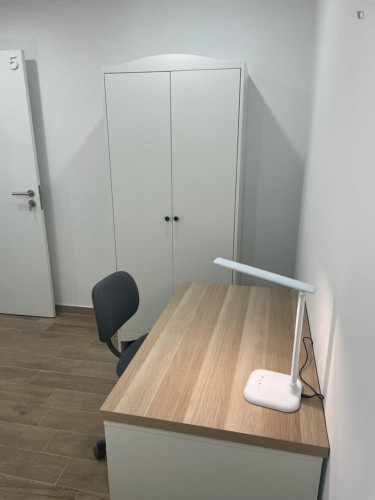 Comfy single bedroom in a 8-bedroom flat