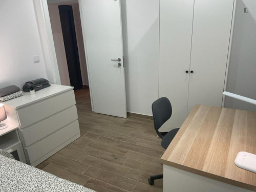 Comfy single bedroom in a 8-bedroom flat