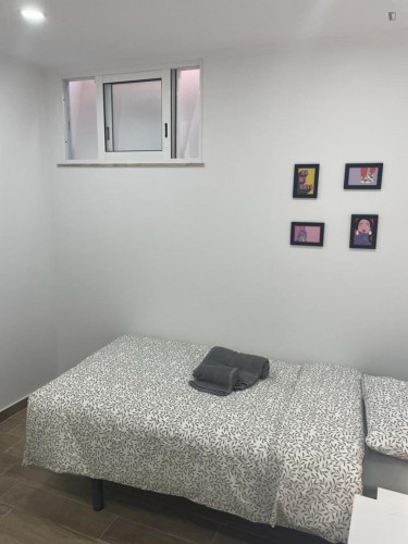 Comfy single bedroom in a 8-bedroom flat