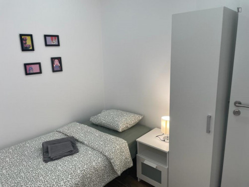 Cool single bedroom close to Moscavide train station